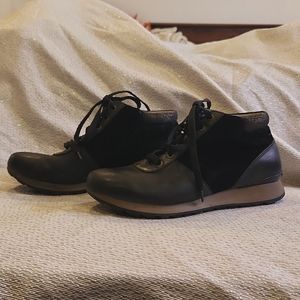 Dansko sneakers mid top